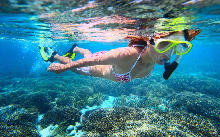 Kvinde snorkler i Caribien